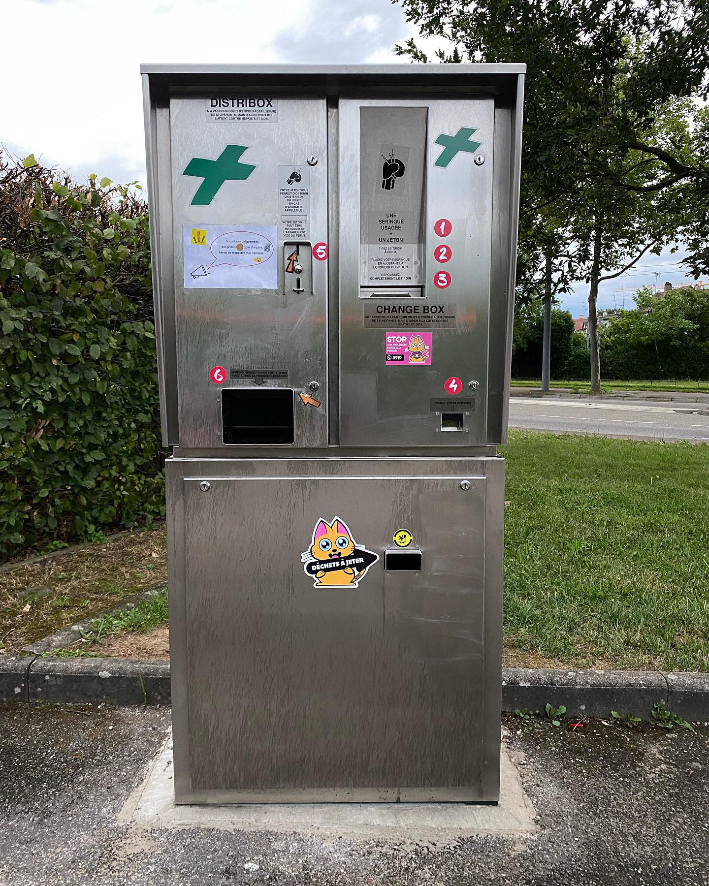 Supacatization d'un kiosque à seringues (distribox) pour l'association Ithaque à Strasbourg