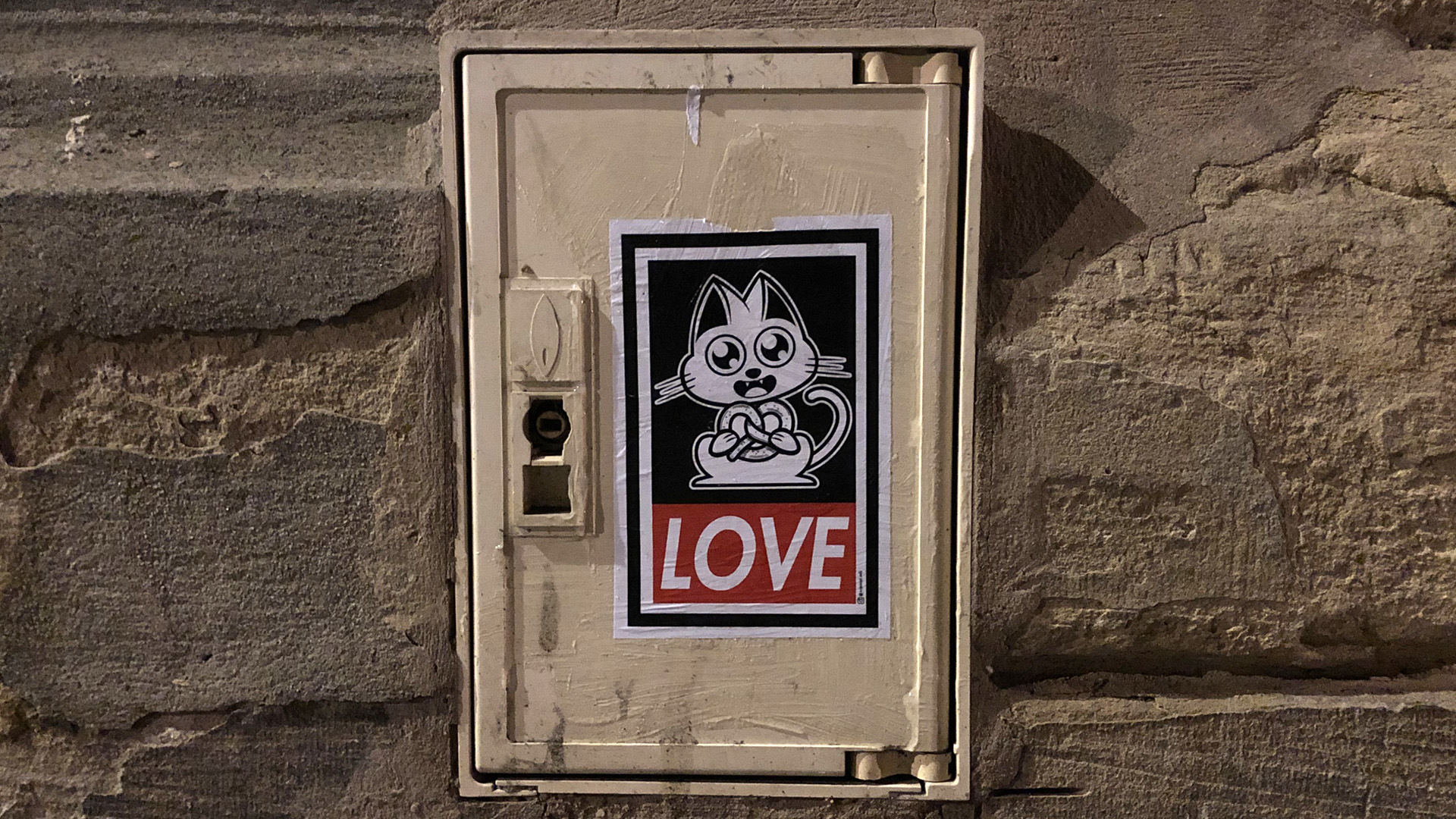 Supacat Bretzel LOVE - Supacat Street Art à Strasbourg