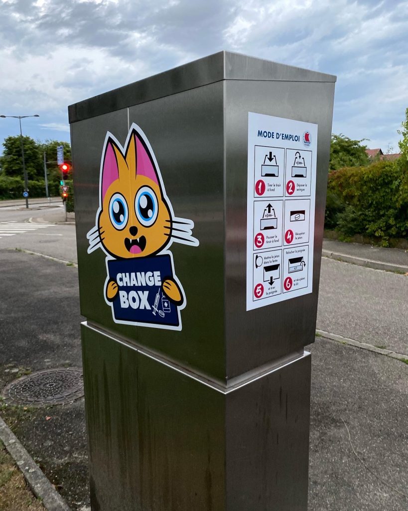 Supacatization d'un kiosque à seringues (distribox) pour l'association Ithaque à Strasbourg