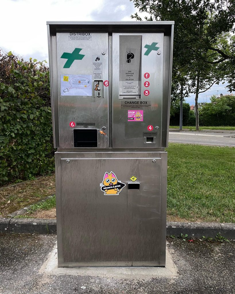 Supacatization d'un kiosque à seringues (distribox) pour l'association Ithaque à Strasbourg
