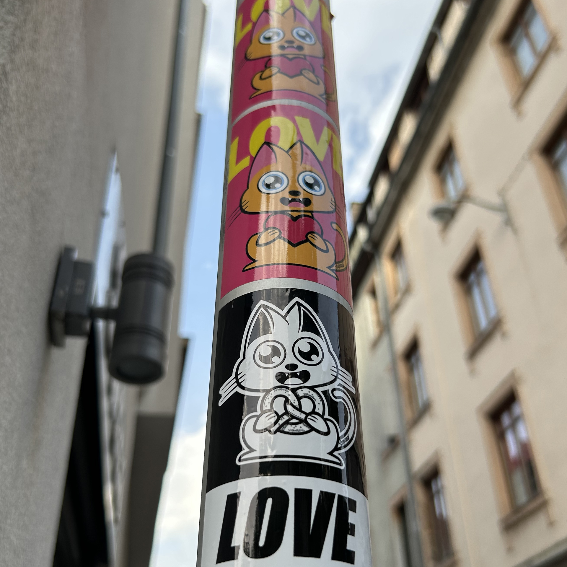 Stickers LOVE Supacat à Strasbourg - Supacat Street Art Strasbourg